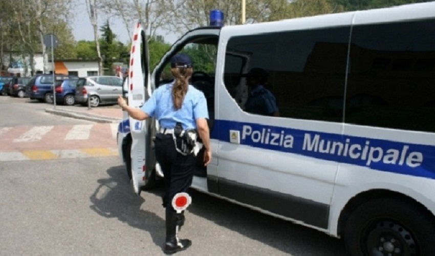 Siracusa, agente della Municipale aggredito in corso Umberto