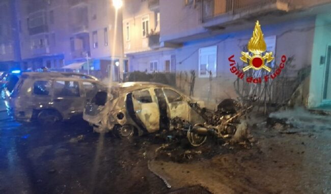 Siracusa, rogo di auto e moto in via Cassia