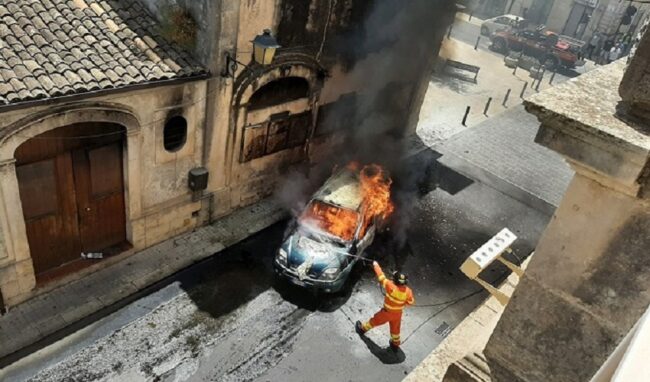 Canicattini Bagni, auto in fiamme sotto il municipio