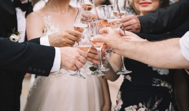 Contagi covid in 2 feste di matrimonio: un centinaio di invitati in quarantena