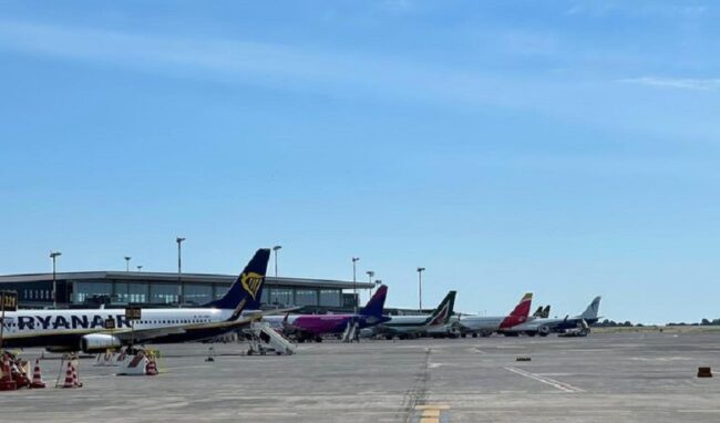 Etna, cenere vulcanica su Catania: chiusa pista dell'aeroporto