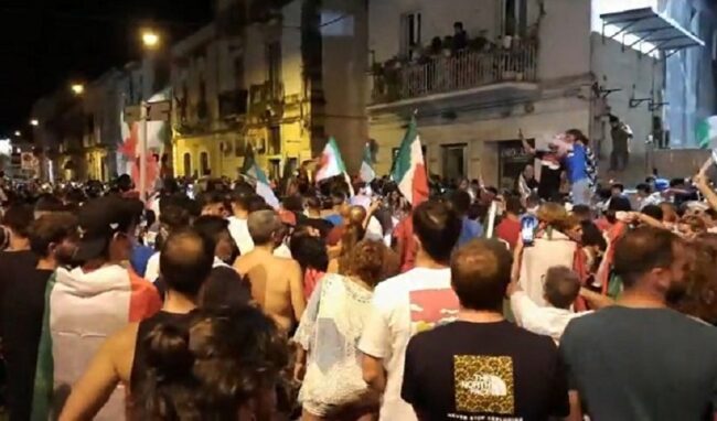 L'Italia vola in finale e si scatena la "fiesta": cori e balli fino a tarda notte a Siracusa