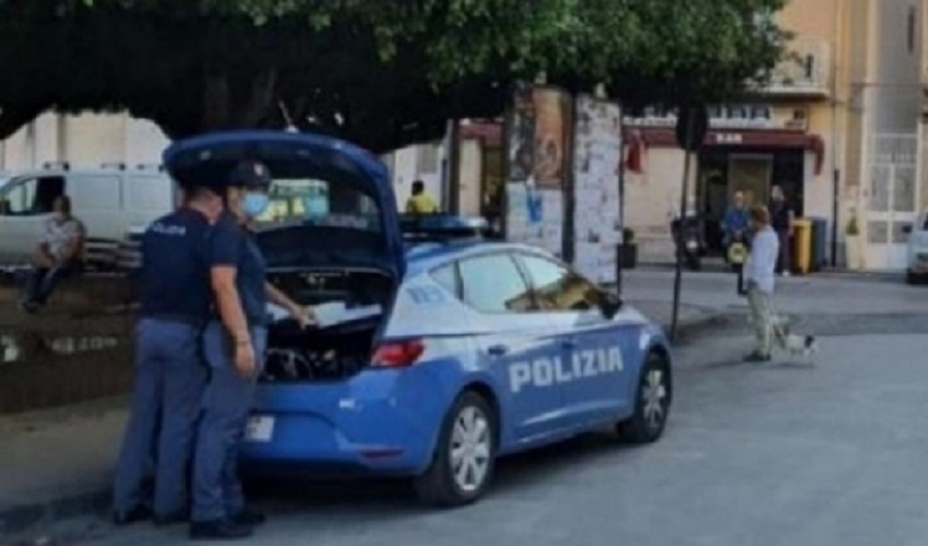 Coppia aggredita con calci e pugni in strada: 5 denunciati