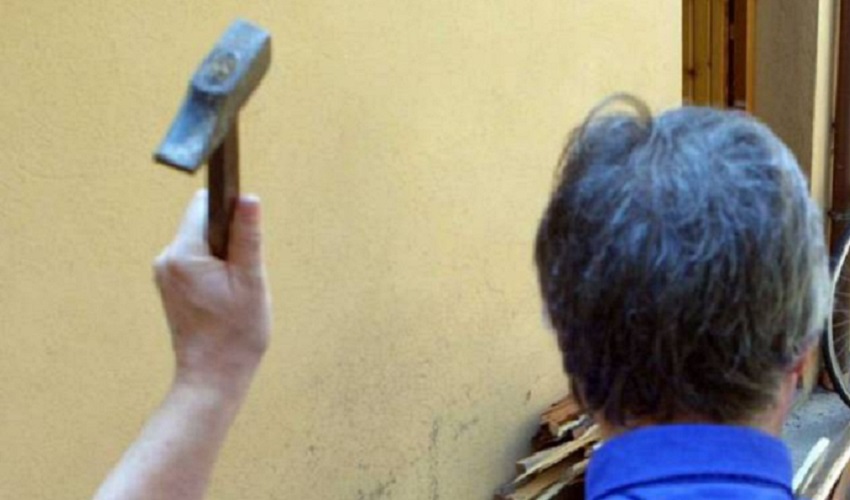 Pachino, 32enne con un martello danneggia il portone di casa del vicino