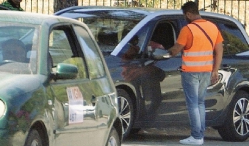 Parcheggiatori abusivi denunciati: sequestrati 113 ticket e 65 euro