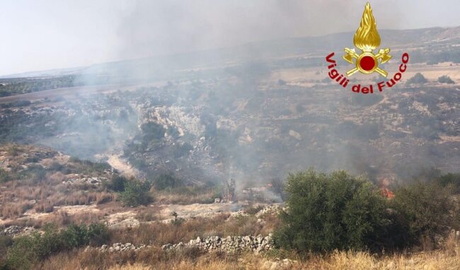 Rosolini, vasto incendio di vegetazione in contrada Stafenna