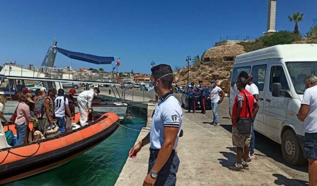 Sbarchi nella notte a Lampedusa: arrivati 212 migranti