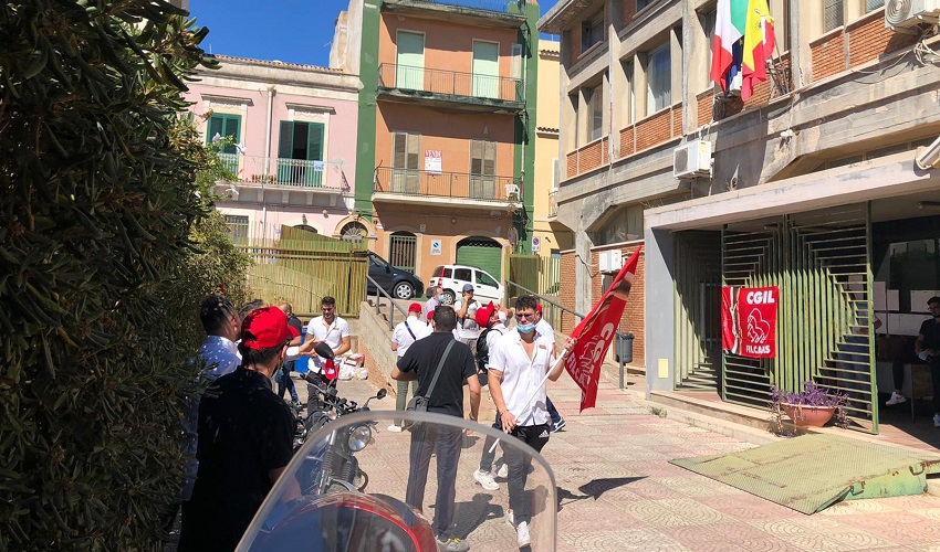 Sgombero supermercato a Pachino, la protesta dei lavoratori al Comune