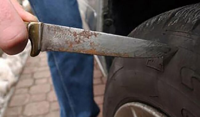 Siracusa, armato di coltelli taglia gli pneumatici delle auto in sosta