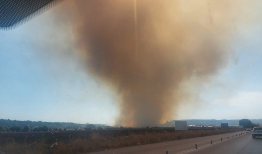 Siracusa, incendio in contrada Spalla: visibilità ridotta e strada chiusa al traffico. Evacuato l'acquapark