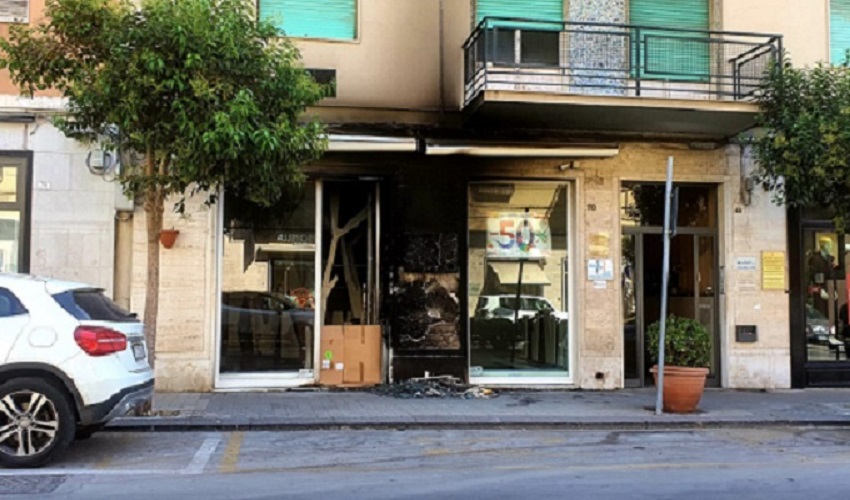 Siracusa, incendio in un negozio di Corso Gelone. Danni all'ingresso