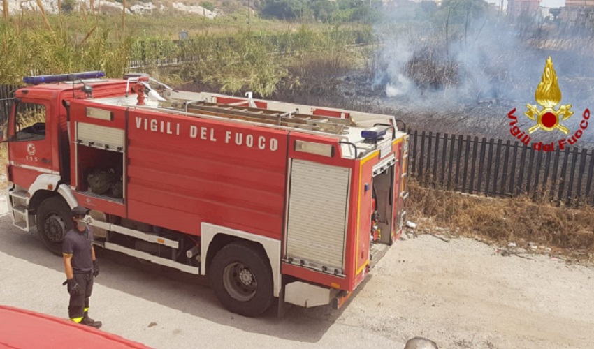 Siracusa, incendio nell'area incolta tra l'Agenzia delle Entrate e via Antonello da Messina