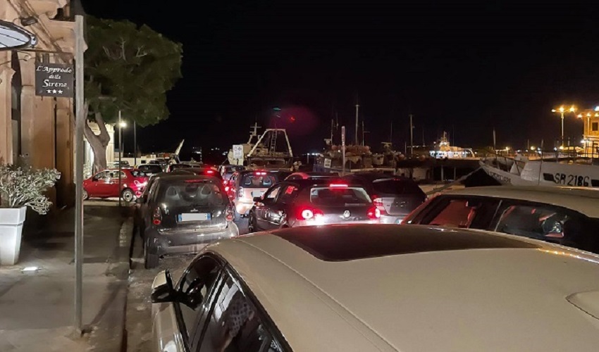 Siracusa, caos in Ortigia: Riva Garibaldi intasata di auto in coda