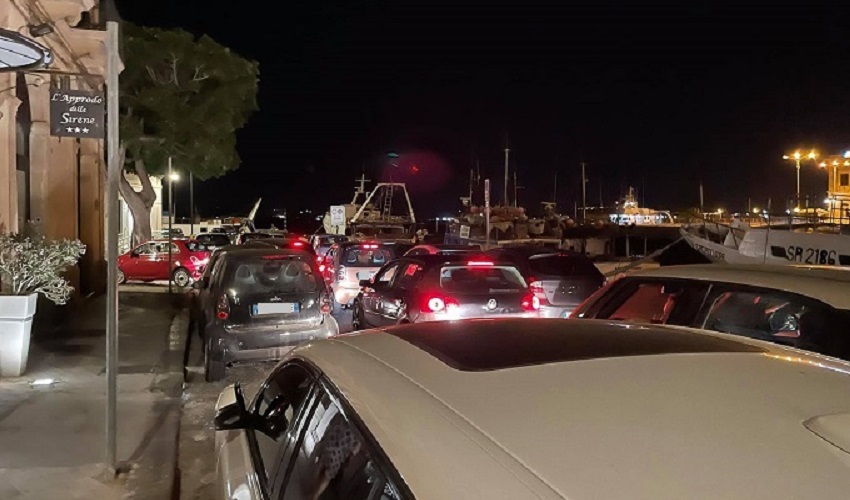 Siracusa, caos in Ortigia: Riva Garibaldi intasata di auto in coda