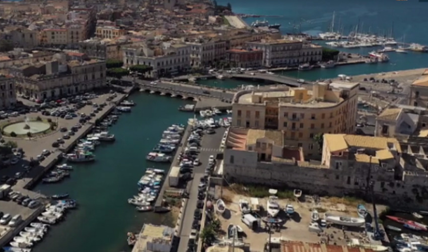 “Pulifondali” fa tappa a Siracusa: domani niente auto in riva della Posta e riva Forte Gallo