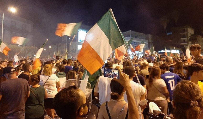 Tutti pazzi per l'Italia anche a Siracusa: cori, balli e fuochi d'artificio