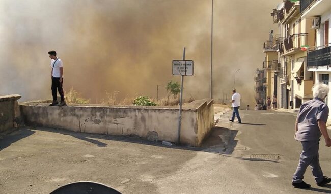 Violento incendio a Carlentini, 2 abitazioni distrutte dal fuoco: ordine di evacuzione