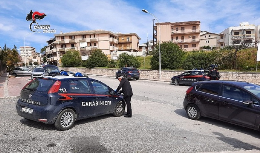 Ruba un'auto a Noto e fugge verso Avola: raggiunto e denunciato