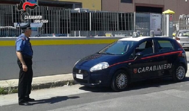 Floridia, lancia cocaina fuori dall'auto: arrestato 35enne di Solarino