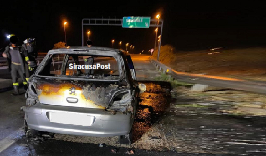 Auto a fuoco in autostrada all'altezza di Cassibile: illeso il conducente