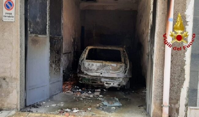 Auto in fiamme all'interno di un garage a Solarino: evacuata abitazione