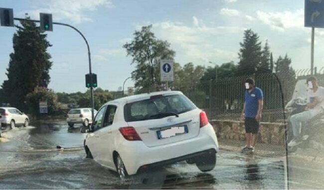 Primo temporale e a Siracusa un'auto finisce dentro un tombino saltato