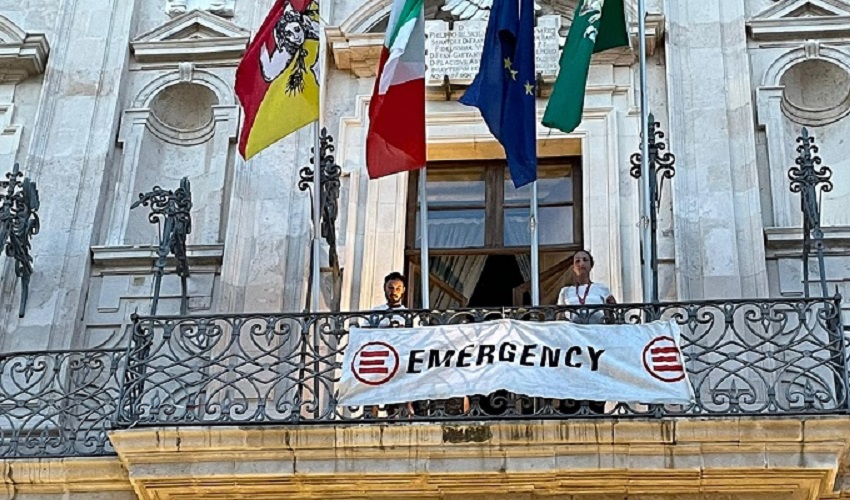 Siracusa onora Gino Strada: striscione di Emergency al Vermexio