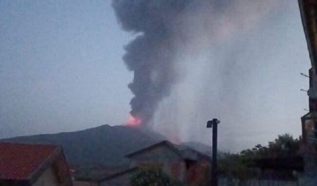 Nuova eruzione dell'Etna, possibili ritardi nei voli in arrivo e partenza