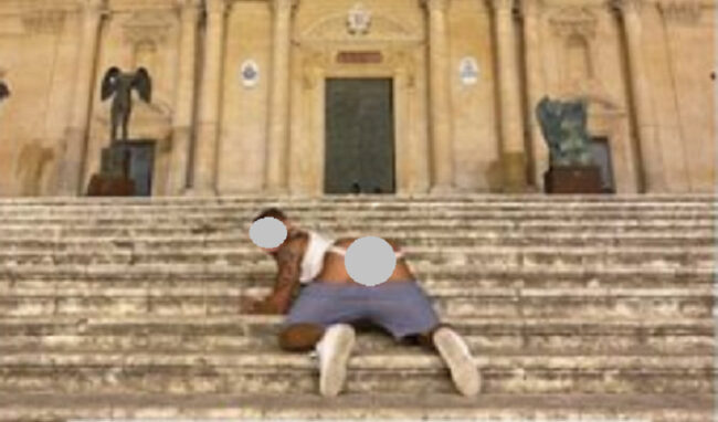 Posta sui social una sua foto nudo sulla scalinata della Cattedrale di Noto, multa di 10.000 euro