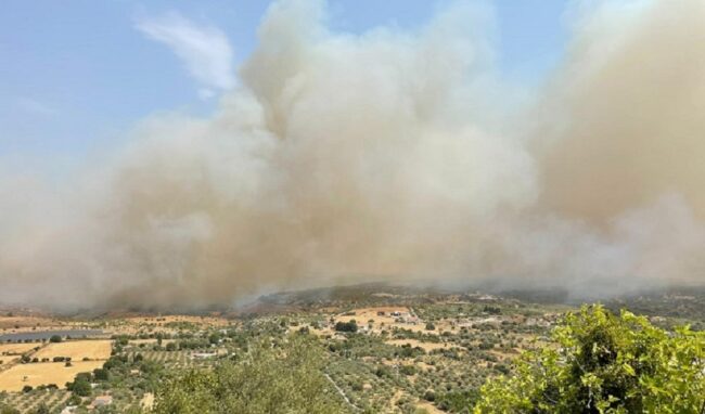 Vasti incendi a Melilli e Sortino, chiesto l'intervento di elicotteri e canadair