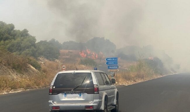 Incendio di vaste proporzioni tra Priolo e Augusta, strada chiusa