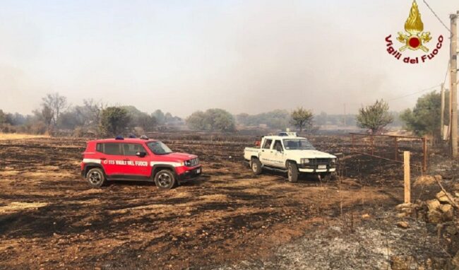 Incendio a Canicattini, minacciate abitazioni e aziende agricole