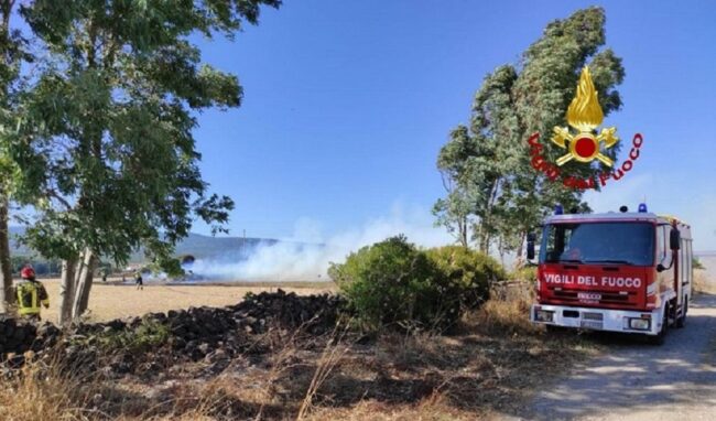 Nel Trapanese, appicca il fuoco a sterpaglie e va al bar: denunciato