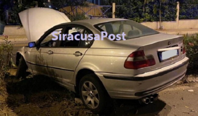 Incidente autonomo in viale Scala Greca: conducente estratto dall'auto dai vigili del fuoco