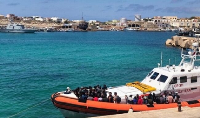 Soccorse 6 imbarcazioni al largo di Lampedusa: 424 migranti