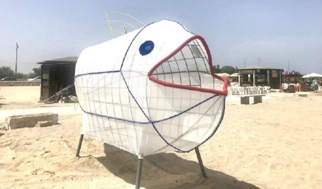 Il pesce mangia plastica installato sulla spiaggia di Marina di Priolo