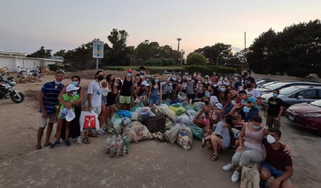 Sacchi pieni di plastica, vetro e mozziconi di sigarette: ripulito un tratto di costa dell'Arenella