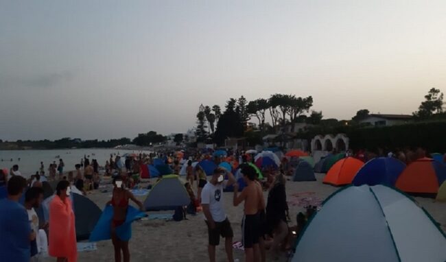 La notte di San Lorenzo in spiaggia nel Siracusano: rito irrinunciabile per i più giovani