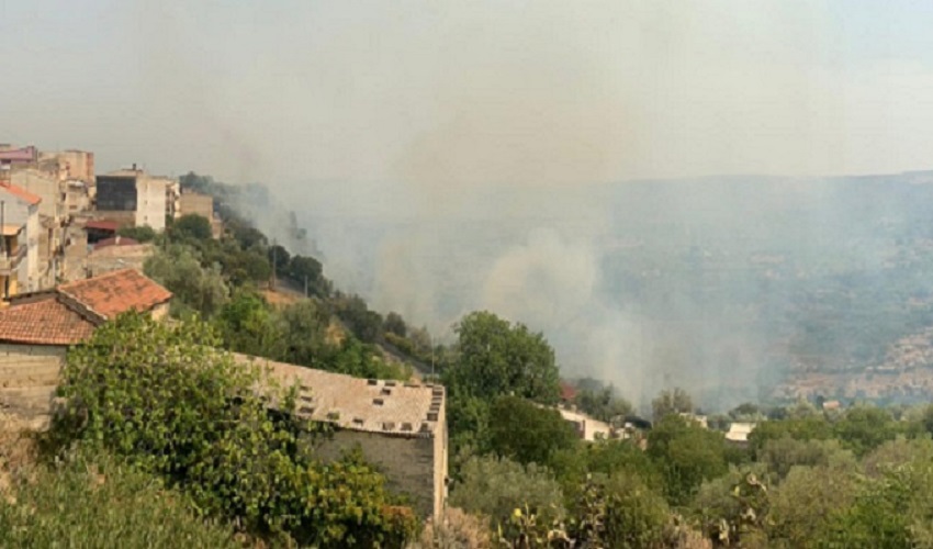Incendio a ridosso del centro abitato a Sortino: il giorno dopo la grande paura si fa la conta dei danni