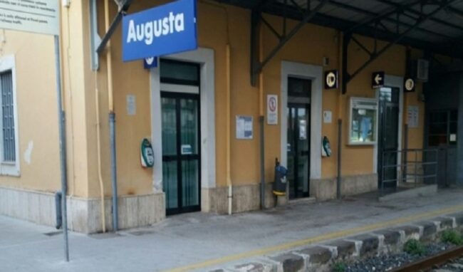 Si sposta la stazione e si elimina il passaggio a livello in viale Italia ad Augusta