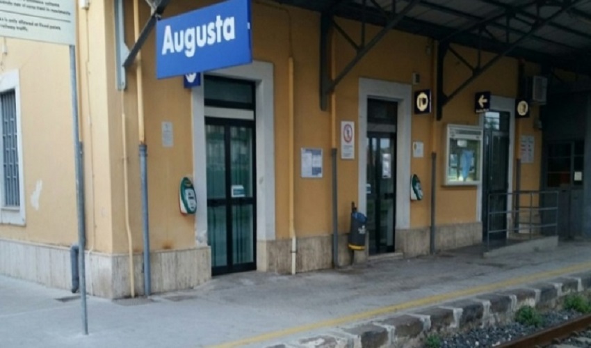 Si sposta la stazione e si elimina il passaggio a livello in viale Italia ad Augusta
