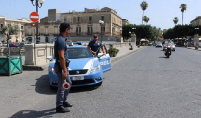 Siracusa, cittadino nigeriano dà in escandescenze: sottoposto a tso