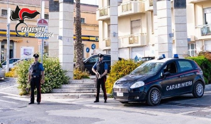 Non si ferma all'alt dei Carabinieri: nascondeva 3 grammi di cocaina