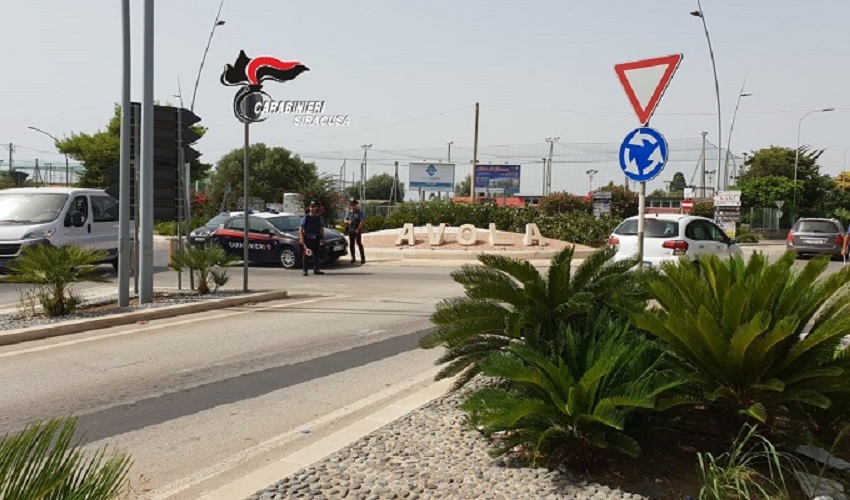 In moto non si fermano all'alt dei Carabinieri e finiscono sull'asfalto