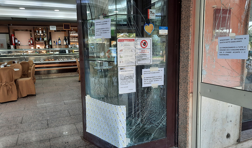 Bomba carta a Siracusa: l'esplosione davanti a un bar in viale Santa Panagia
