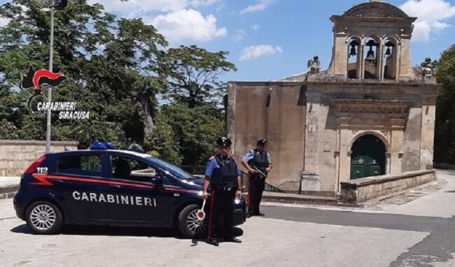 Perseguita la ex nonostante il divieto di avvicinamento: 52enne arrestato