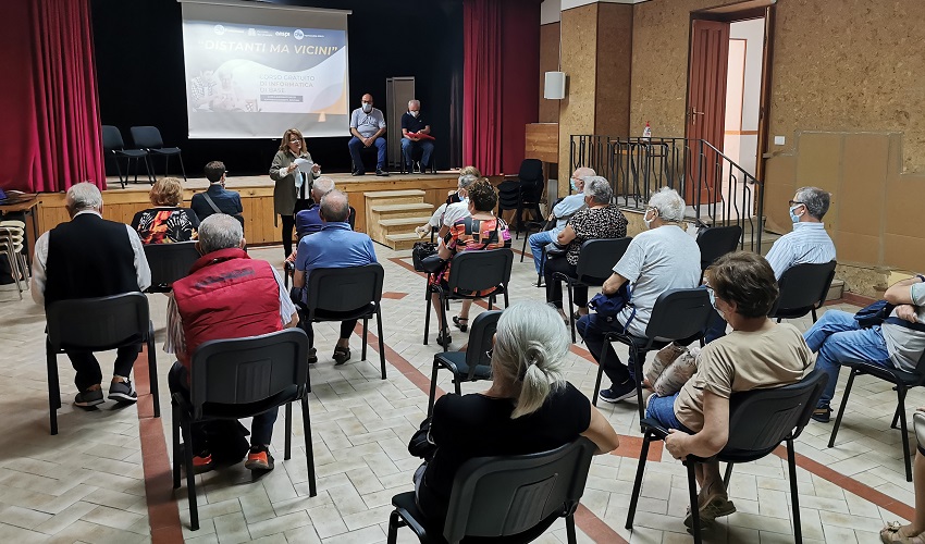 “Distanti ma vicini”, laboratori digitali per over 60