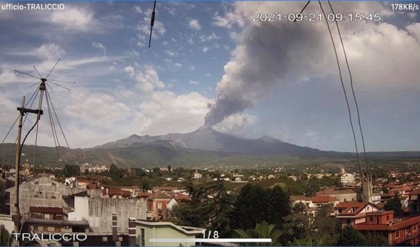 L'Etna torna ad eruttare: alta nube di cenere dal cratere di sud est