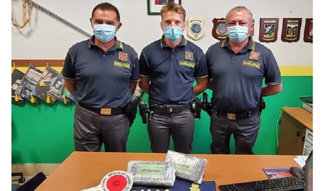 Controlli antidroga al porto di Palermo, 41enne sorpreso con 2 Kg di cocaina