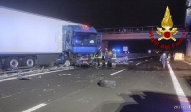 Autoarticolato si ribalta in autostrada poco prima dello svincolo Siracusa Sud: tratto chiuso in entrambe le direzioni